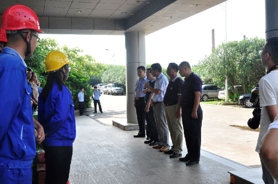 工會慰問送清涼，甘甜爽口暖心田