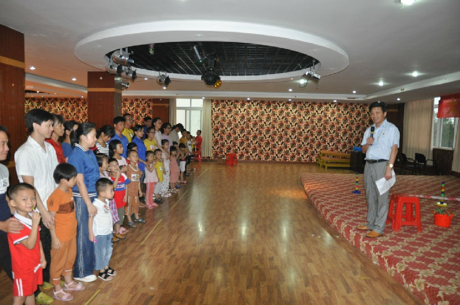 大手牽小手，攜手銀億向前走